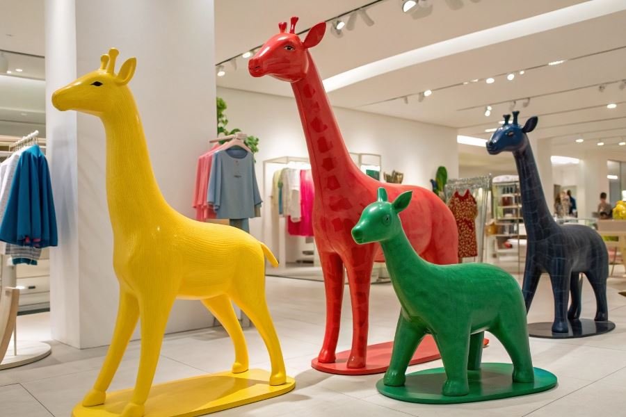 278-animal-mannequins-transform-retail-spaces
